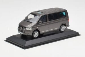 Volkswagen T5 Bus Bronze Metallic Minichamps 1:43 4039378412203 Fém – 2. kép a 4-ből