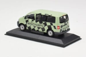 Volkswagen T5 Bus Zöld Minichamps 1:43 T5002 Fém – 3. kép a 4-ből