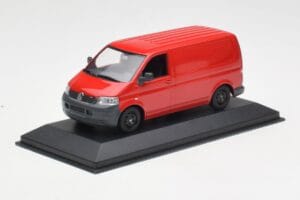 Volkswagen T5 Kisteherautó Piros & Fekete Kerekek Minichamps 1:43 400052260-B Fém – 2. kép a 4-ből