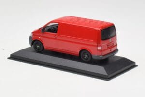 Volkswagen T5 Kisteherautó Piros & Fekete Kerekek Minichamps 1:43 400052260-B Fém – 3. kép a 4-ből