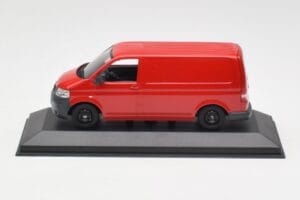Volkswagen T5 Kisteherautó Piros & Fekete Kerekek Minichamps 1:43 400052260-B Fém