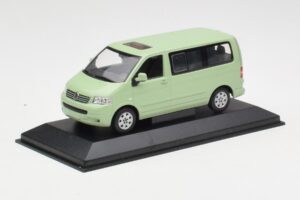 Volkswagen T5 Multivan California Lime Zöld Dealer Minichamps 1:43 400052201-D1 Fém – 2. kép a 4-ből