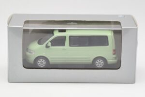 Volkswagen T5 Multivan California Lime Zöld Dealer Minichamps 1:43 400052201-D1 Fém – 4. kép a 4-ből
