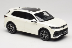 Volkswagen Tiguan R-Line Oryx White Pearl Otto 1:18 OT1219 Gyanta – 4. kép a 6-ből