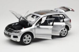 Volkswagen Touareg 7L Silver Metallic Kyosho 1:18 8821CS Fém – 2. kép a 8-ből