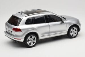 Volkswagen Touareg 7L Silver Metallic Kyosho 1:18 8821CS Fém – 3. kép a 8-ből
