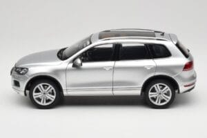 Volkswagen Touareg 7L Silver Metallic Kyosho 1:18 8821CS Fém – 4. kép a 8-ből