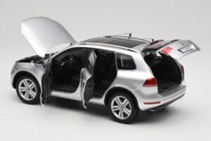 Volkswagen Touareg 7L Silver Metallic Kyosho 1:18 8821CS Fém – 5. kép a 8-ből