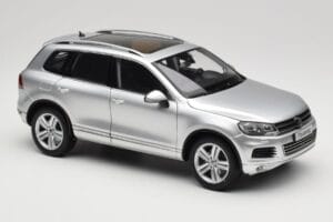 Volkswagen Touareg 7L Silver Metallic Kyosho 1:18 8821CS Fém – 6. kép a 8-ből