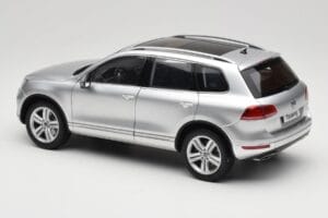 Volkswagen Touareg 7L Silver Metallic Kyosho 1:18 8821CS Fém – 7. kép a 8-ből