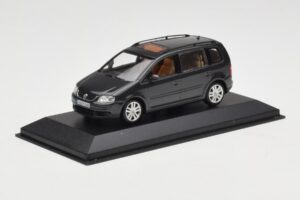 Volkswagen Touran 1T Sötétzöld Minichamps 1:43 400052101 Fém – 2. kép a 4-ből