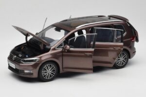 Volkswagen Touran 5T Barna Paudi Model 1:18 ZVE000003BRA Fém – 2. kép a 8-ből