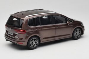 Volkswagen Touran 5T Barna Paudi Model 1:18 ZVE000003BRA Fém – 3. kép a 8-ből