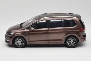 Volkswagen Touran 5T Barna Paudi Model 1:18 ZVE000003BRA Fém – 4. kép a 8-ből