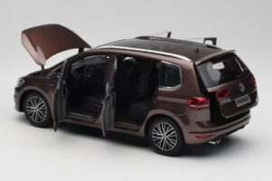 Volkswagen Touran 5T Barna Paudi Model 1:18 ZVE000003BRA Fém – 5. kép a 8-ből