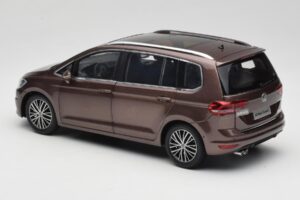 Volkswagen Touran 5T Barna Paudi Model 1:18 ZVE000003BRA Fém – 7. kép a 8-ből