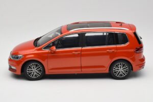 Volkswagen Touran 5T Narancssárga Paudi Model 1:18 ZVE000003ORA Fém – 4. kép a 8-ből