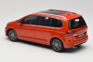Volkswagen Touran 5T Narancssárga Paudi Model 1:18 ZVE000003ORA Fém – 7. kép a 8-ből