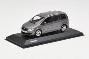 Volkswagen Touran Sport Platinum Grey Minichamps 1:43 TOURAN003 Fém – 2. kép a 4-ből