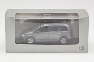 Volkswagen Touran Sport Platinum Grey Minichamps 1:43 TOURAN003 Fém – 4. kép a 4-ből