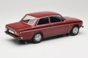 Volvo 142 Sötétpiros MCG 1:18 MCG18443 Fém – 2. kép a 6-ből