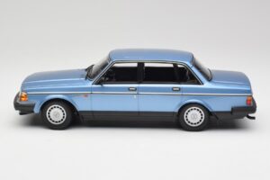 Volvo 240 GL Kék Metál Minichamps 1:18 155171404 Fém – 3. kép a 6-ből