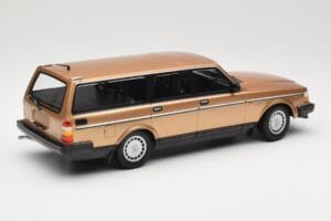 Volvo 240 GL Kombi Gold Metallic Minichamps 1:18 155171415 Fém – 2. kép a 6-ből
