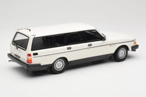 Volvo 240 GL Kombi Fehér Minichamps 1:18 155171412 Fém – 2. kép a 6-ből