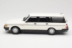 Volvo 240 GL Kombi Fehér Minichamps 1:18 155171412 Fém – 3. kép a 6-ből