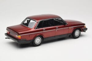 Volvo 240 GL Dark Red Metallic Minichamps 1:18 155171406 Fém – 2. kép a 6-ből