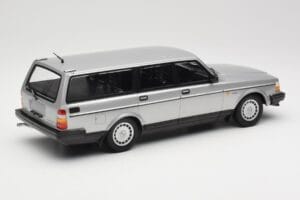 Volvo 240 GL Estate Ezüst Minichamps 1:18 155171416 Fém – 2. kép a 6-ből