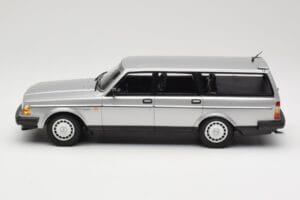 Volvo 240 GL Estate Ezüst Minichamps 1:18 155171416 Fém – 3. kép a 6-ből
