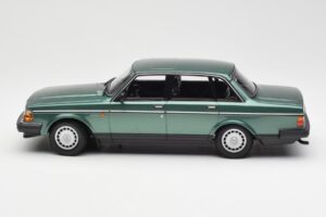Volvo 240 GL Zöld Metál Minichamps 1:18 155171400 Fém – 3. kép a 6-ből