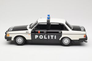 Volvo 240 GL Politi Norway Fekete Minichamps 1:18 155171496 Fém – 3. kép a 6-ből