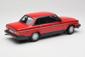 Volvo 240 GL Piros Minichamps 1:18 155171401 Fém – 2. kép a 6-ből