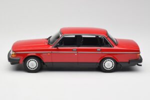 Volvo 240 GL Piros Minichamps 1:18 155171401 Fém – 3. kép a 6-ből