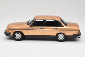 Volvo 240 GL Arany Minichamps 1:18 155171405 Fém – 3. kép a 6-ből