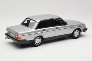 Volvo 240 GL Ezüst Minichamps 1:18 155171408 Fém – 2. kép a 6-ből
