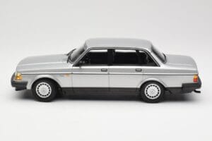 Volvo 240 GL Ezüst Minichamps 1:18 155171408 Fém – 3. kép a 6-ből
