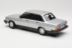 Volvo 240 GL Ezüst Minichamps 1:18 155171408 Fém – 5. kép a 6-ből