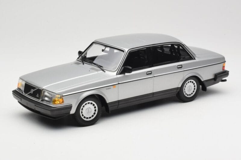 Volvo 240 GL Ezüst Minichamps 1:18 155171408 Fém