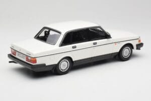 Volvo 240 GL Fehér Minichamps 1:18 155171402 Fém – 2. kép a 6-ből
