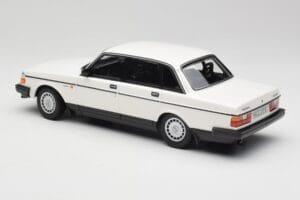 Volvo 240 GL Fehér Minichamps 1:18 155171402 Fém – 5. kép a 6-ből