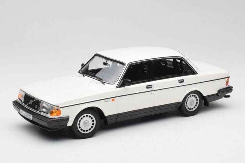 Volvo 240 GL Fehér Minichamps 1:18 155171402 Fém