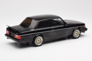 Volvo 240 Turbo Fekete Custom IXO 1:18 18CMC178 Fém – 2. kép a 6-ből