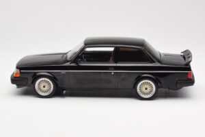 Volvo 240 Turbo Fekete Custom IXO 1:18 18CMC178 Fém – 3. kép a 6-ből