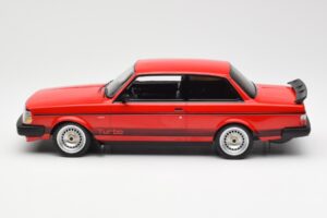 Volvo 240 Turbo Piros Custom IXO 1:18 18CMC177 Fém – 3. kép a 5-ből