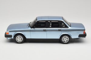 Volvo 244 Turbo Világoskék DNA 1:18 DNA000135 Fém – 3. kép a 6-ből
