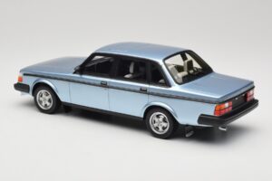 Volvo 244 Turbo Világoskék DNA 1:18 DNA000135 Fém – 5. kép a 6-ből