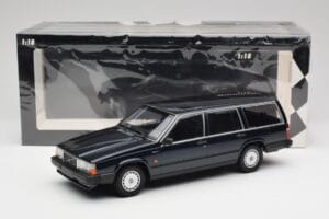 Volvo 740 GL Kombi Sötétzöld Metál Minichamps 1:18 155171771 Fém – 6. kép a 6-ből